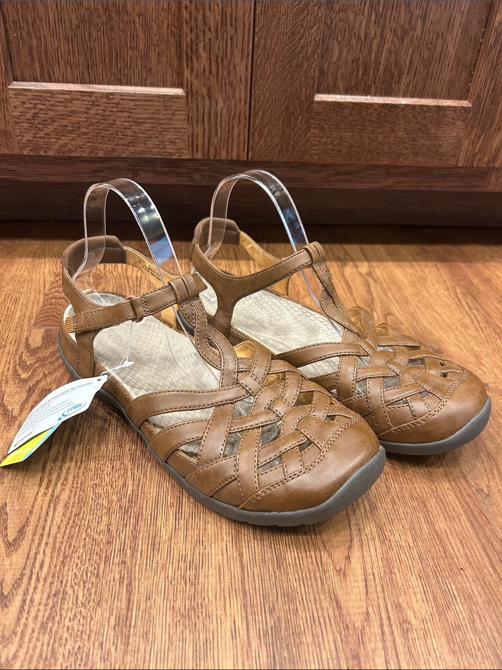 BareTraps Florrie T-Strap Sandal Closed Toe Womens Size 11 NWT